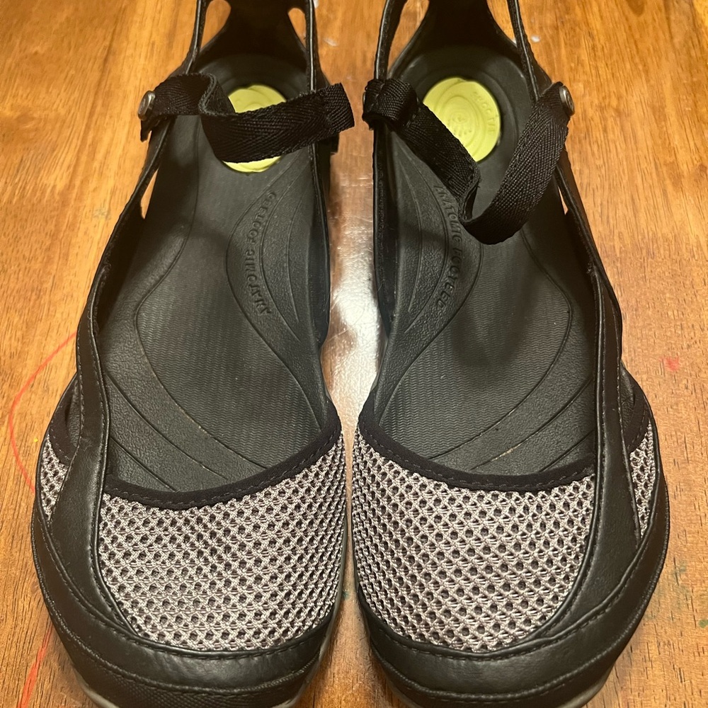 Teva Size 6.5 Black and Gray Mesh Sandals